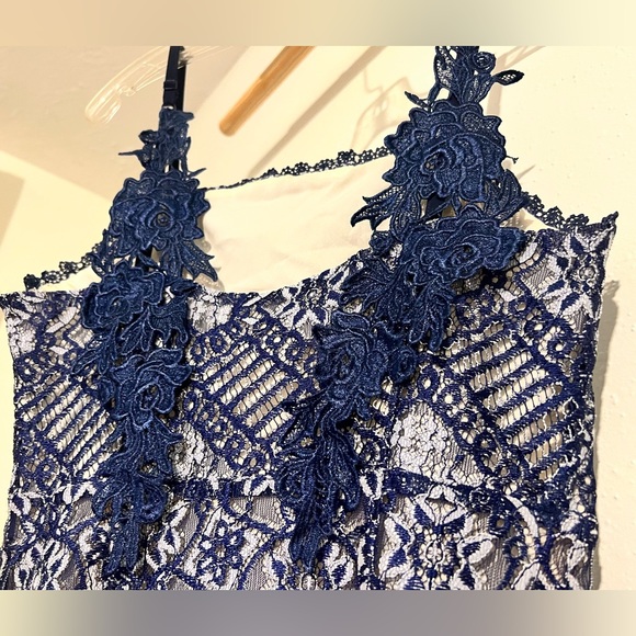 FOXIEDOX DALEYZA OPEN BACK LACE NAVY BLUE MIDI DRESS EUC sz S - Picture 8 of 11